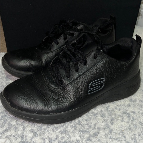 Skechers 10801EC Black Leather Slip Resistant Work Sneaker Shoes Women's 7.5 - Picture 1 of 5